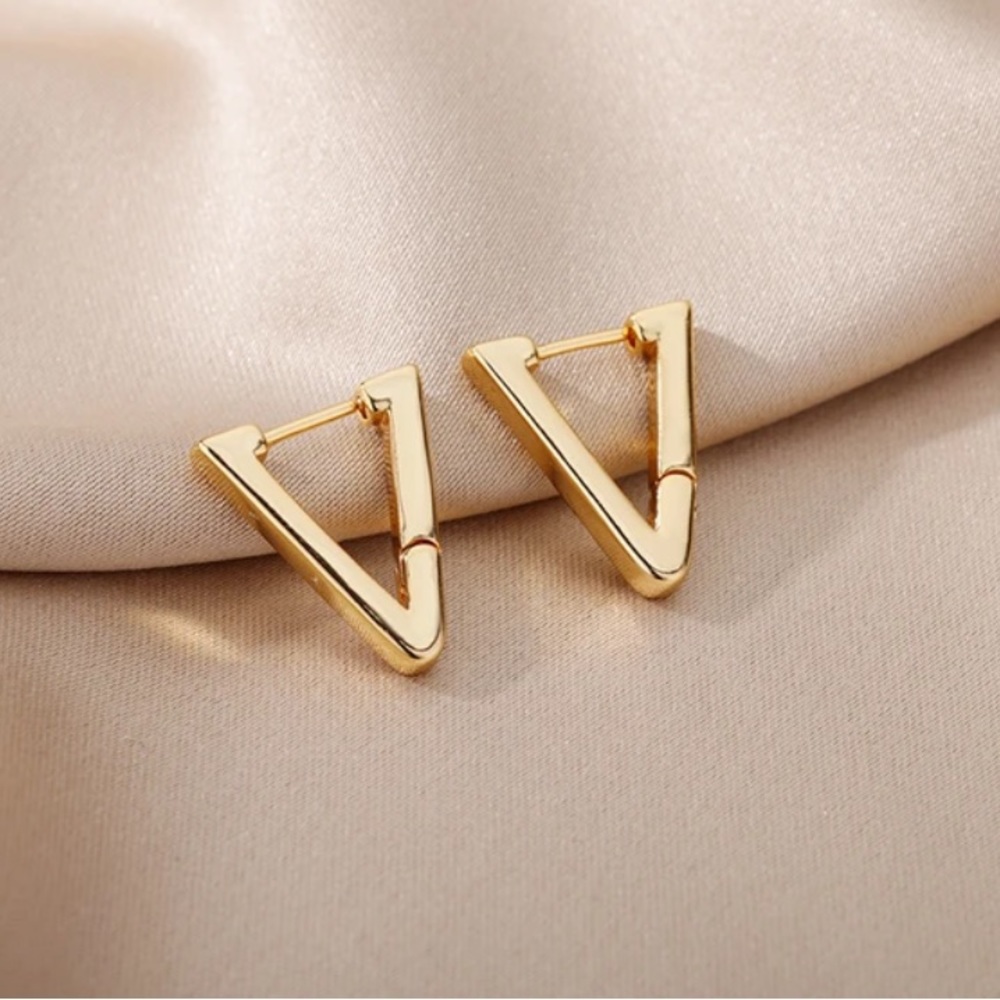 NWT 18k GOLD PLATED CUTE EARRINGS